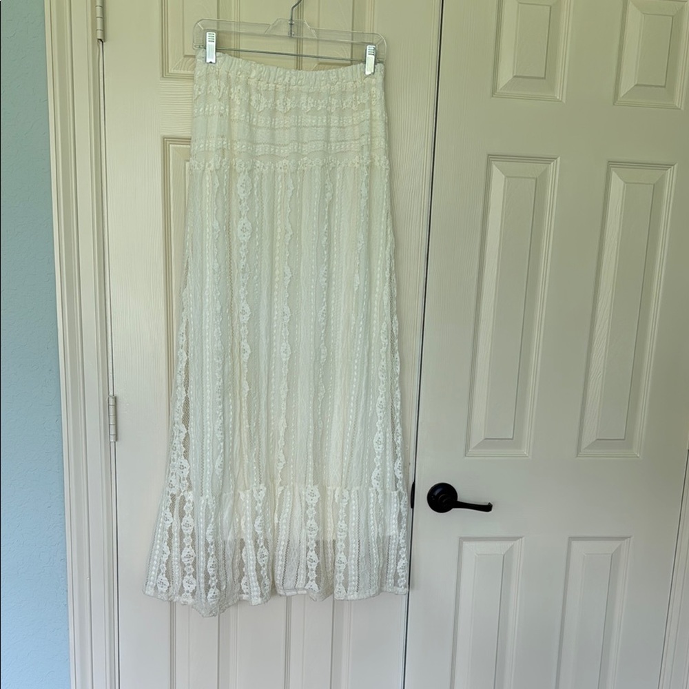 Painted threads Elegant White Lace Skirt